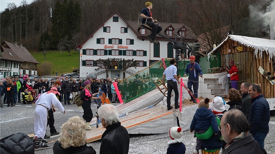 «VIP mit Ski»: Die «Schränz Cheibe» thematisierten Privilegien beim Schlange stehen. «VIP mit Ski»: Die «Schränz Cheibe» thematisierten Privilegien beim Schlange stehen.