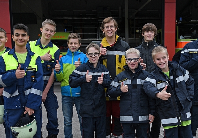 «Gut gemacht!»: Jugendfeuerwehr-Kommandant Urs Weber mit dem Siegerteam an der Hauptübung. <em>(Bild Martin Platter)</em>