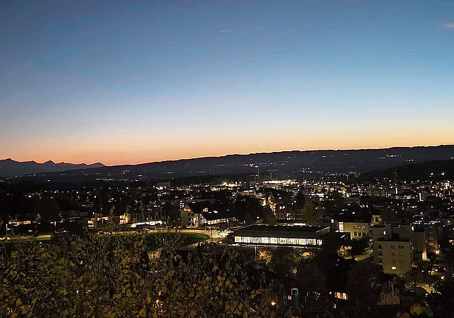 Die Lichtverschmutzung über der Stadt Affoltern hält sich - verglichen mit dem Rest des Kantons Zürich - in Grenzen. Es ist jedoch aber sicherlich nicht der optimale Ort, um in die Sterne zu gucken. (Bild Claudia Eugster)