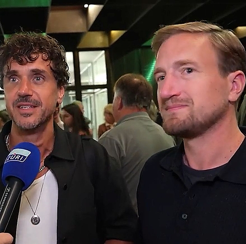Fanboys der ersten Stunde: Sänger Jan «Seven» Dettwyler (links) mit Moderator Stefan Büsser, der die Begrüssung übernahm. (Screenshot Tele Züri) Fanboys der ersten Stunde: Sänger Jan «Seven» Dettwyler (links) mit Moderator Stefan Büsser, der die Begrüssung übernahm. (Screenshot Tele Züri)
