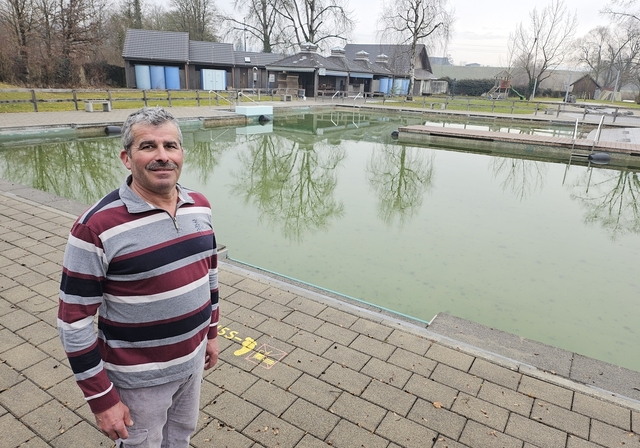 Der Gemeinderat Maschwanden befürwortet eine Umnutzung des Naturbads: Christian Künzi, verantwortlich für Liegenschaften, am Beckenrand. (Bild Werner Schneiter)