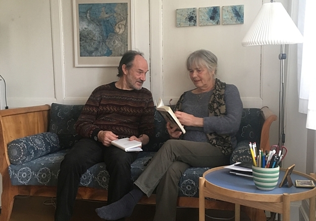 Gemütlich zusammen zu lesen, das haben Margit und Gusti Bracher in diesem Jahr neu für sich entdeckt. (Bild Nepita Santiago)