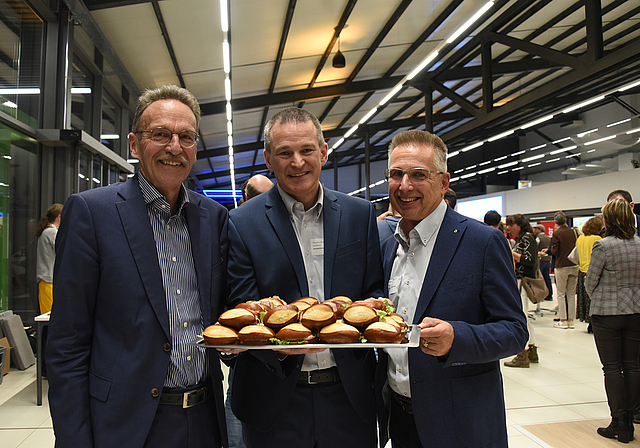 Bevor sie sich bedienen dürfen, müssen Referent Manfred Bötsch, Standortförderer Johannes Bartels und Standortförderungs-Präsident Marcel Strebel (von links) eine der Platten des Apéros riche fürs Foto präsentieren. (Bild Bernhard Schneider)