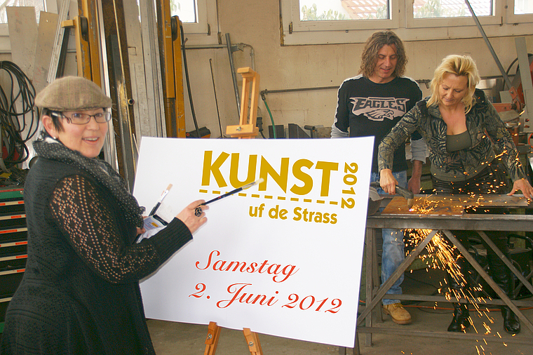Das Konzept sieht vor, dass Kunstschaffende Einblick in ihr Handwerk bieten und Interessierte selber Hand anlegen lassen. Susanne Crimi (links) und Barbara Roth von der Voba mit Künstler Serge Gabathuler. (Bild Thomas Stöckli, Montage bmt.)