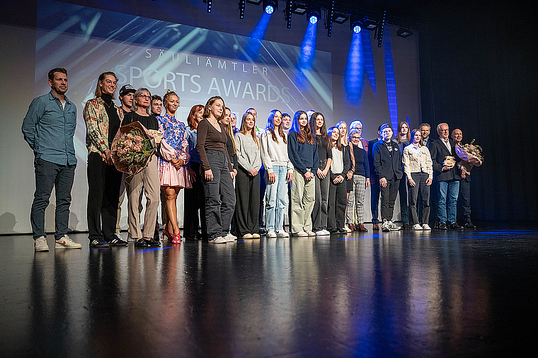 Säuliämtler Sportlerinnen und Sportler unter sich: Am Ende der Veranstaltung posierten alle Nominierten für die Sports Awards 2023 auf der Bühne. (Bild Nico Ilic)