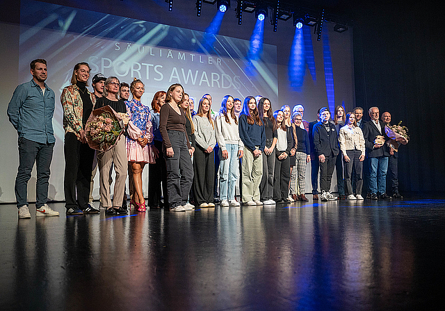 Säuliämtler Sportlerinnen und Sportler unter sich: Am Ende der Veranstaltung posierten alle Nominierten für die Sports Awards 2023 auf der Bühne. (Bild Nico Ilic)