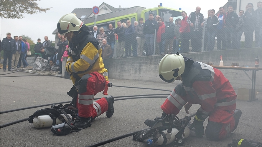 Vor staunendem Publikum übte die Feuerwehr Obfelden einen Rettungseinsatz, in einem Gebäude mit Rauchentwicklung. (Bilder Salomon Schneider)