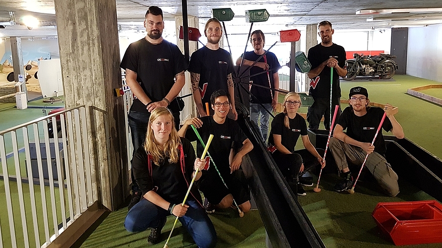 Das Team der Actionworld: Hinten von links: Steve Köng, Sacha Habermacher, Andreas Hohl, Eric Baumann. Unten: Hanna Hosemann, Christian Wick, Sandra Hausheer und Roman Huber (es fehlt: Adrian Baumann).