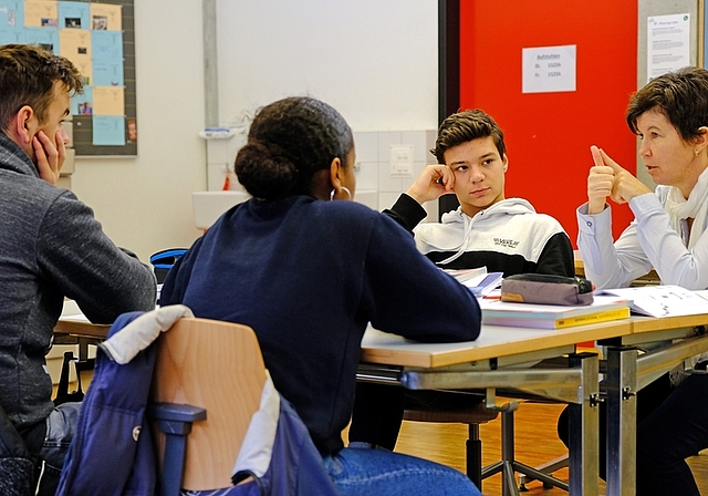 Deutsch als Zweitsprache: Sprachlehrerin Luzia Vogel mit den Romands Nikola, Elisabeth und Samuel. <em>(Bild Martin Platter)</em>