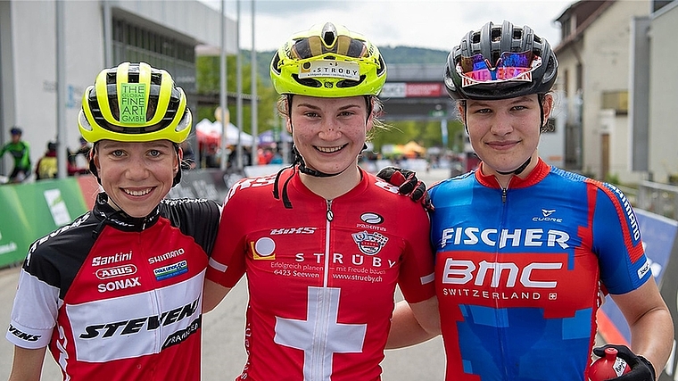 Die Schweizer Juniorenmeisterin Jacqueline Schneebeli gewinnt in Albstadt den dritten Lauf der Juniors World Series vor der Deutschen Luisa Daubermann, links, und ihrer Landsfrau Ronja Blöchlinger, rechts. <em>(Bild Armin M. Küstenbrück)</em>