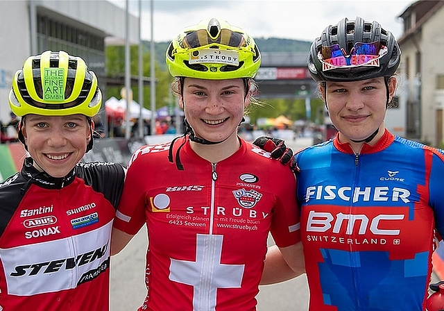 Die Schweizer Juniorenmeisterin Jacqueline Schneebeli gewinnt in Albstadt den dritten Lauf der Juniors World Series vor der Deutschen Luisa Daubermann, links, und ihrer Landsfrau Ronja Blöchlinger, rechts. <em>(Bild Armin M. Küstenbrück)</em>