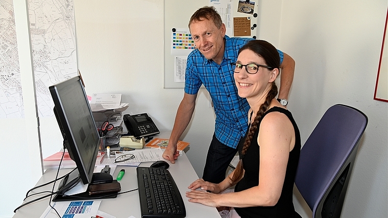 Auf den Ansturm der Schüler bestens vorbereitet: Das Schulleiterteam Karin Ugolini und Kaspar Oettli. <em>(Bild Martin Mullis)</em>