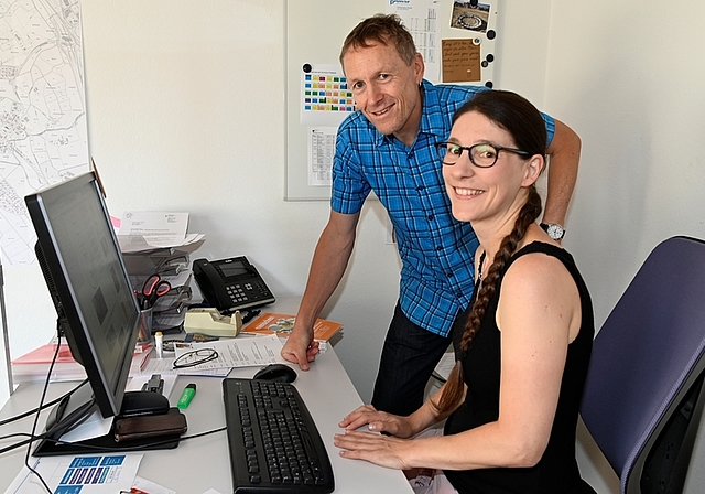 Auf den Ansturm der Schüler bestens vorbereitet: Das Schulleiterteam Karin Ugolini und Kaspar Oettli. <em>(Bild Martin Mullis)</em>
