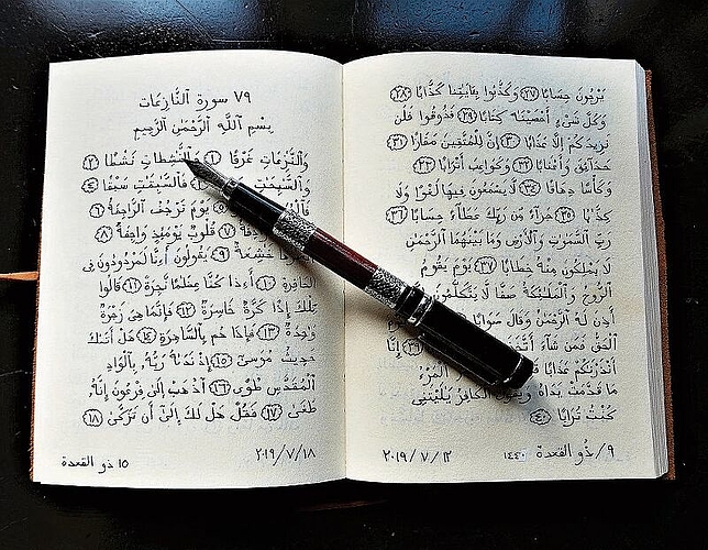 Die arabische Schrift wirkt ornamentartig. Es werden ausschliesslich Konsonanten aneinandergereiht und Vokale als Zeichen über die Konsonanten gesetzt. Die arabische Schrift wirkt ornamentartig. Es werden ausschliesslich Konsonanten aneinandergereiht und Vokale als Zeichen über die Konsonanten gesetzt.
