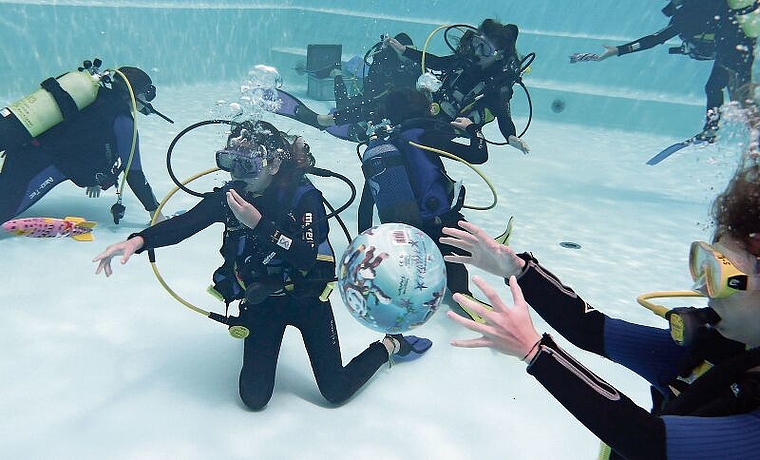 Kurse im Freien sind besonders gefragt. Hier das Schnuppertauchen im Schwimmbad Stigeli. (Bild Tauchschule Säuliamt)