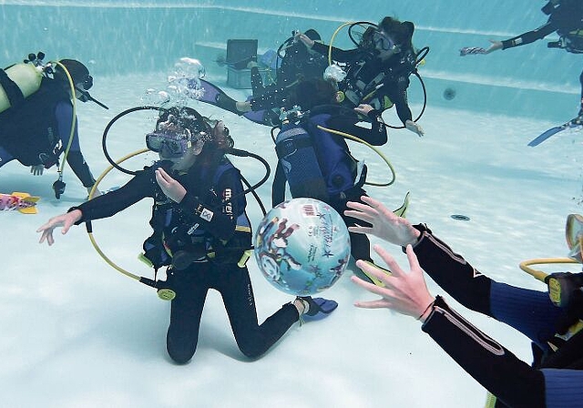 Kurse im Freien sind besonders gefragt. Hier das Schnuppertauchen im Schwimmbad Stigeli. (Bild Tauchschule Säuliamt)