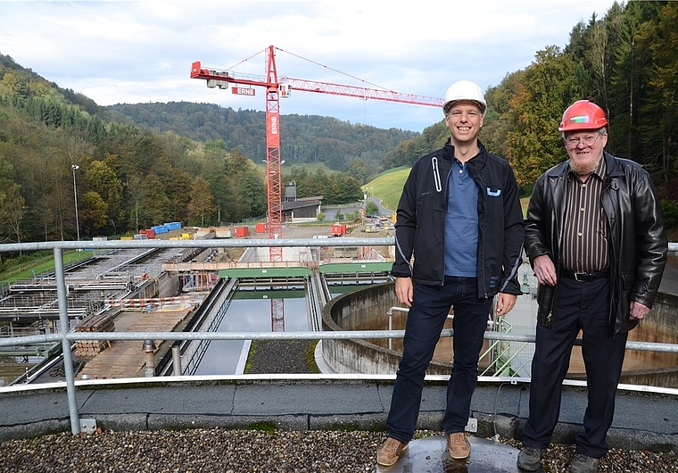 Das Bauprogramm ist auf Kurs: Projektleiter Samuel Twerenbold und der Präsident des Zweckverbandes Hans-Rudolf Keller (rechts). (Bild Martin Mullis)