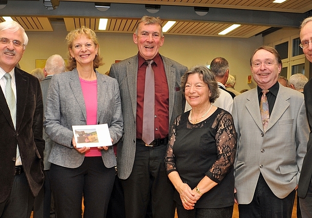 GGA-Präsident Georges Köpfli, flankiert von den Mitgliedern der Neujahrsblattgruppe: Marianne Voss (mit dem Neujahrsblatt 2016) und Silvia Luginbühl sowie Hansueli Meier, Martin Gut und Rolf Oberhänsli. (Bild Bernhard Schneider)