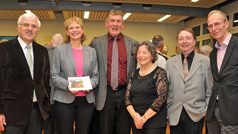 GGA-Präsident Georges Köpfli, flankiert von den Mitgliedern der Neujahrsblattgruppe: Marianne Voss (mit dem Neujahrsblatt 2016) und Silvia Luginbühl sowie Hansueli Meier, Martin Gut und Rolf Oberhänsli. (Bild Bernhard Schneider)