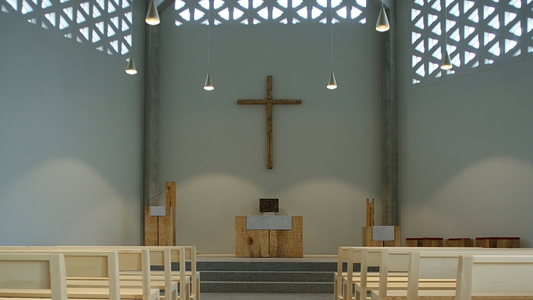 Wie zwei Hände trägt und umfasst Pappelholz den Altarstein der neuen Kirche Bonstetten. Über allem erhebt sich das stilisierte Kruzifix. (Bild Thomas Stöckli)