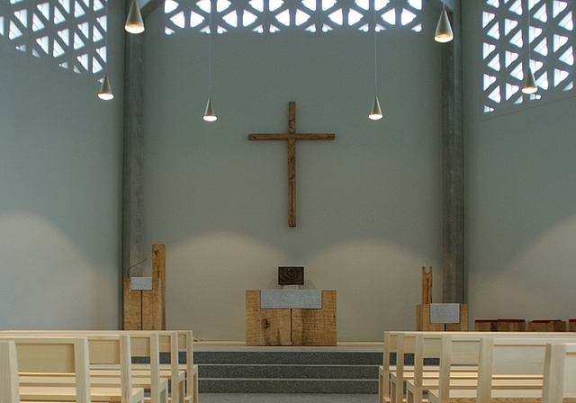 Wie zwei Hände trägt und umfasst Pappelholz den Altarstein der neuen Kirche Bonstetten. Über allem erhebt sich das stilisierte Kruzifix. (Bild Thomas Stöckli)