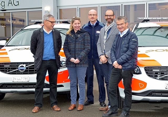 Fahrzeugübergabe in Ottenbach: Markus Meier, Daniela Würgler, Martin Ott, Andrea Coscia und Albin Herzog (von links). (Bild Martin Mullis)
