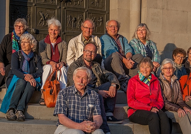 Stadtführer Peter Dettwiler (Mitte, oben) führte die vom Forum Weltoffenes Knonau organisierte Exkursion durch die Zürcher Altstadt. (Bilder Salomon Schneider)