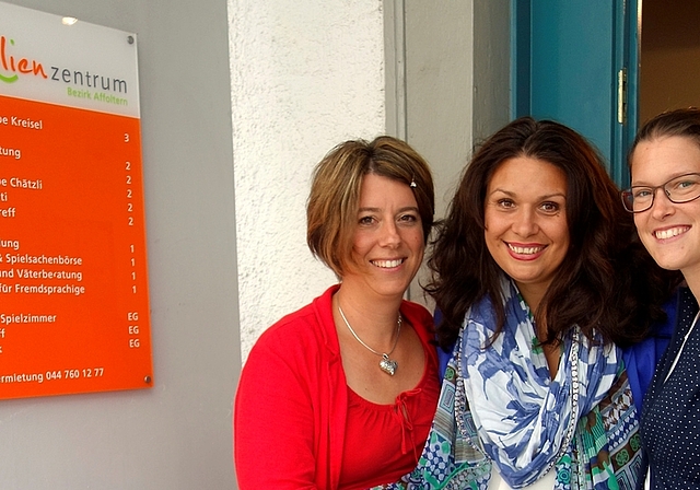 Das Leitungsteam des Familienzentrums Affoltern mit der scheidenden Geschäftsführerin Claudia Ledermann (links) und den beiden Co-Betriebsleiterinnen Michelle Furter und Michèle Hasler (rechts). (Bild Martin Platter)
