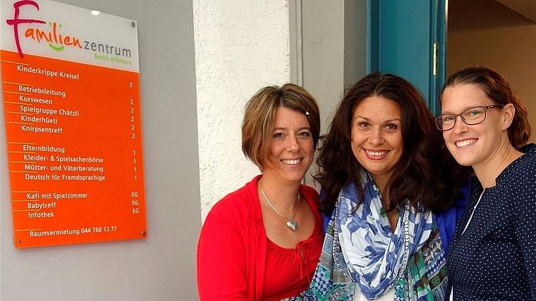Das Leitungsteam des Familienzentrums Affoltern mit der scheidenden Geschäftsführerin Claudia Ledermann (links) und den beiden Co-Betriebsleiterinnen Michelle Furter und Michèle Hasler (rechts). (Bild Martin Platter)