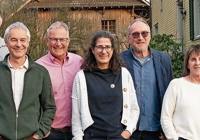 Der neu gewählte Gemeinderat von Hausen (von links): Sven Kammer, parteilos; Ruedi Taverna, parteilos; Toni Schönbächler, parteilos; Barbara Moser, SP; Peter Thiele, parteilos; Esther Lendenmann, FDP; und Olivier Hofmann, FDP.(Bild Daniel Vaia)