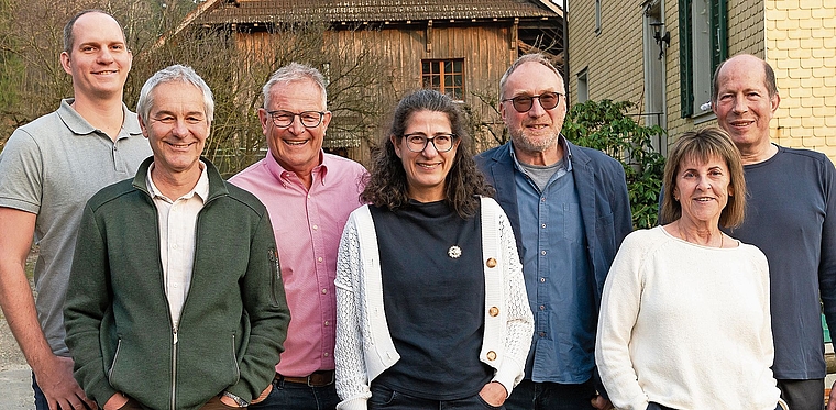 Der neu gewählte Gemeinderat von Hausen (von links): Sven Kammer, parteilos; Ruedi Taverna, parteilos; Toni Schönbächler, parteilos; Barbara Moser, SP; Peter Thiele, parteilos; Esther Lendenmann, FDP; und Olivier Hofmann, FDP.(Bild Daniel Vaia)