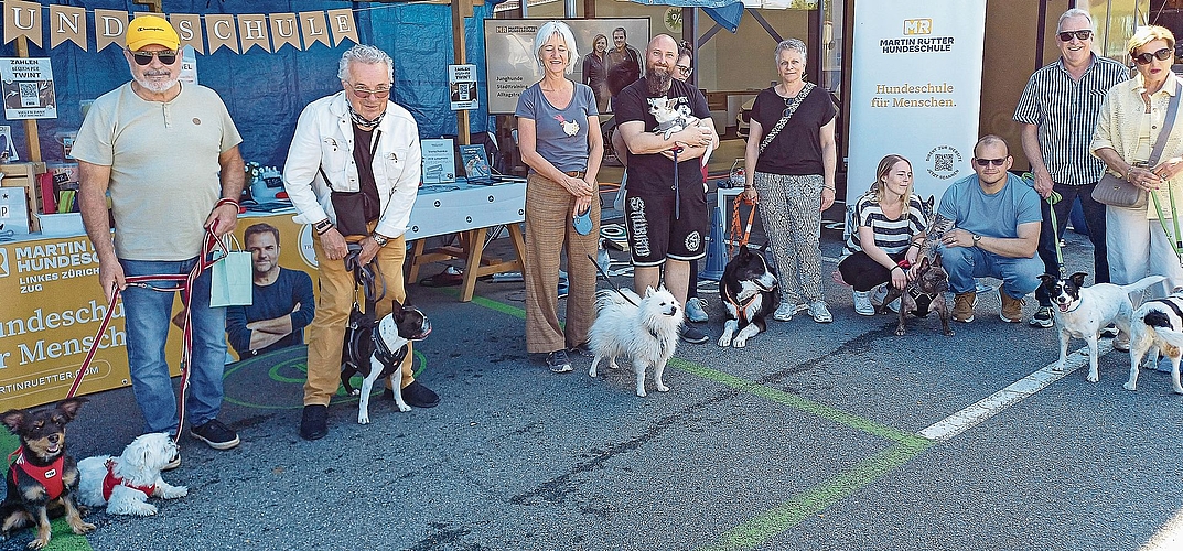 Hunde aller Rassen und Menschen jeden Alters waren am Markt zu treffen.