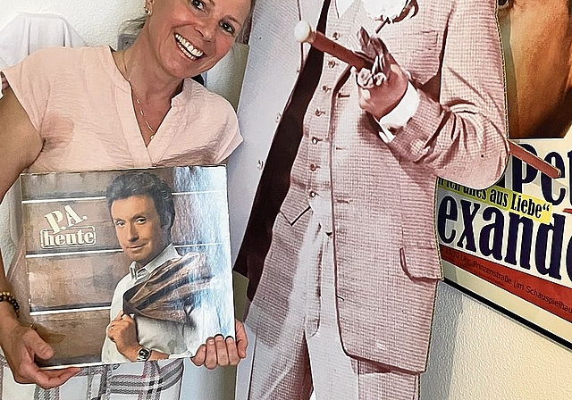 Rahel Weiss freut sich über den lebensgrossen Peter Alexander, der über ihre Sammlung im Büro wacht. (Bild mvoss)