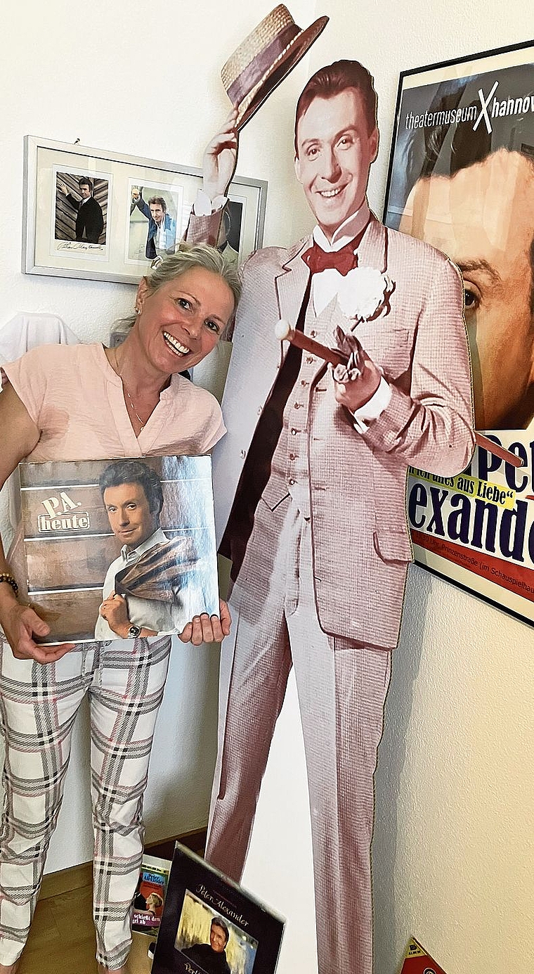 Rahel Weiss freut sich über den lebensgrossen Peter Alexander, der über ihre Sammlung im Büro wacht. (Bild mvoss)