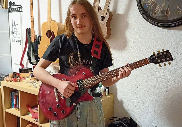 In seinem Zimmer schafft Raffael Simonet seine eigene Klangwelt. Hier hört er Musik und komponiert und textet und nutzt Computersoftware zum Aufnehmen, Bearbeiten, Mischen und zur Notation. (Bild Regula Zellweger)