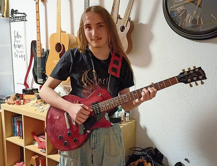 In seinem Zimmer schafft Raffael Simonet seine eigene Klangwelt. Hier hört er Musik und komponiert und textet und nutzt Computersoftware zum Aufnehmen, Bearbeiten, Mischen und zur Notation. (Bild Regula Zellweger)