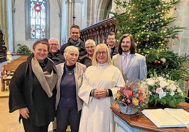 Pfarrerin Anne-Carolin Hopmann Holliger umrahmt von Kirchenpflegepräsidentin Lisbeth Endner und Dekan Matthias Ruff sowie den Mitgliedern der Kirchenpflege und der Pfarrwahlkommission. (Bild zvg)