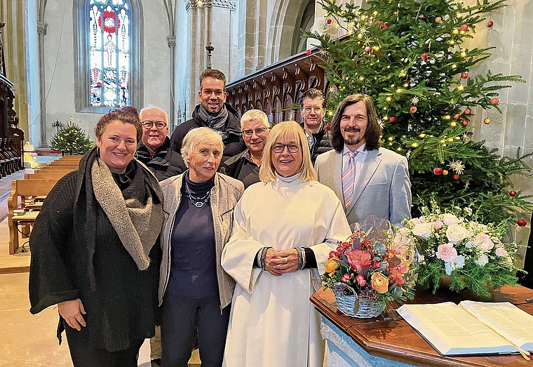 Pfarrerin Anne-Carolin Hopmann Holliger umrahmt von Kirchenpflegepräsidentin Lisbeth Endner und Dekan Matthias Ruff sowie den Mitgliedern der Kirchenpflege und der Pfarrwahlkommission. (Bild zvg)