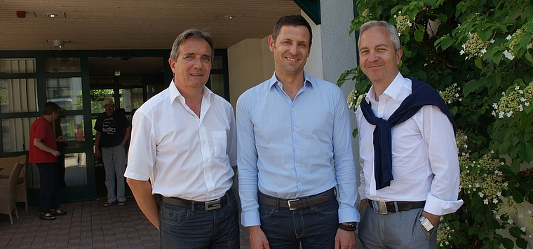 Der neue Götschihof-Leiter Volker Kessler (Mitte) mit Solvita-Geschäftsführer Martin Ritter (links) und dessen neuem Stellvertreter Markus Feil, der die Leitung des Wohnheims in Urdorf behält, aber jene des Götschihofs abgab. (Bild Thomas Stöck