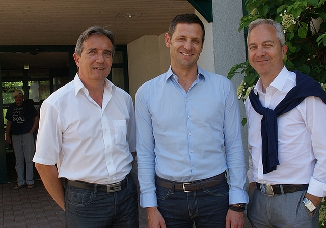 Der neue Götschihof-Leiter Volker Kessler (Mitte) mit Solvita-Geschäftsführer Martin Ritter (links) und dessen neuem Stellvertreter Markus Feil, der die Leitung des Wohnheims in Urdorf behält, aber jene des Götschihofs abgab. (Bild Thomas Stöck