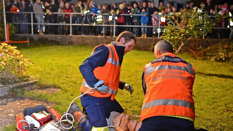 Supponierte Erstversorgung eines Schwerverletzten an der Schlussübung der Feuerwehr Unteramt – wie im richtigen Leben mit Dutzenden Schaulustigen. Supponierte Erstversorgung eines Schwerverletzten an der Schlussübung der Feuerwehr Unteramt – wie im richtigen Leben mit Dutzenden Schaulustigen.