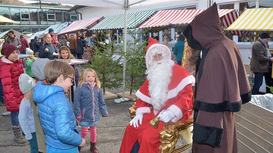 Nüsse gegen Sprüche: Der Samichlaus auf dem goldenen Thron. <em>(Bilder Martin Mullis)</em> Nüsse gegen Sprüche: Der Samichlaus auf dem goldenen Thron. <em>(Bilder Martin Mullis)</em>
