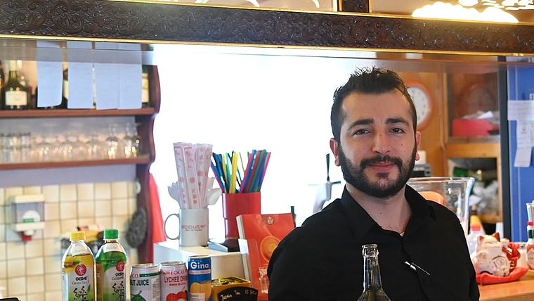 Erlebt trotz Coronavirus keinen Umsatzrückgang: Sinan Kovan vom asiatischen Restaurant Papaya in Affoltern.<em> (Bild Martin Mullis)</em>