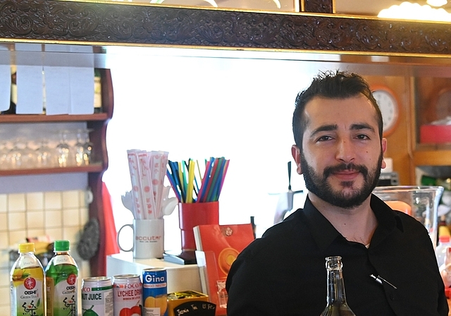 Erlebt trotz Coronavirus keinen Umsatzrückgang: Sinan Kovan vom asiatischen Restaurant Papaya in Affoltern.<em> (Bild Martin Mullis)</em>
