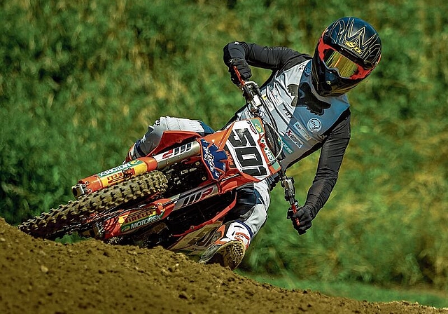 Der Obfelder Cyrill Scheiwiller kommt nach dem Teamwechsel schon sehr gut mit seinem neuen Motocross-Töff zurecht. (Bild Jey Crunch)