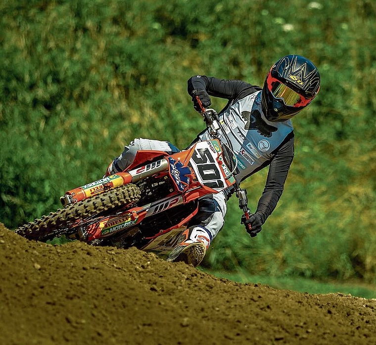 Der Obfelder Cyrill Scheiwiller kommt nach dem Teamwechsel schon sehr gut mit seinem neuen Motocross-Töff zurecht. (Bild Jey Crunch)