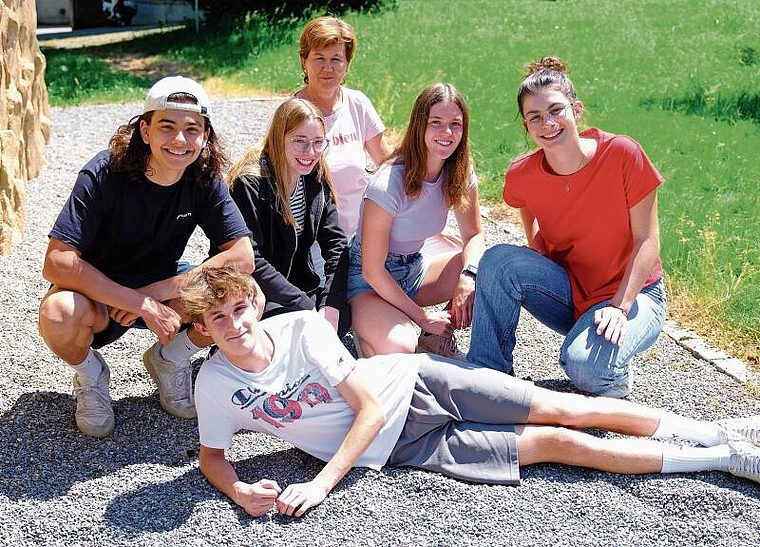 Austauschschülerinnen und -schüler aus dem Kanton Fribourg mit ihrer Französischlehrerin Luzia Vogel von links:
Yoan, Maëlle, Margaux, Romane und vorne Matis an der Sekundarschule in Hausen. (Bild Martin Platter)
