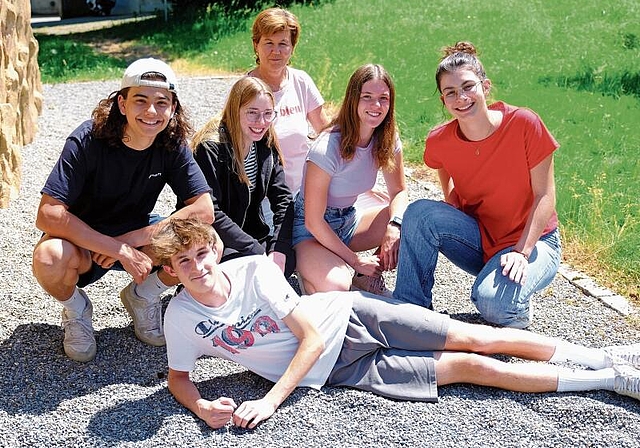 Austauschschülerinnen und -schüler aus dem Kanton Fribourg mit ihrer Französischlehrerin Luzia Vogel von links: 
Yoan, Maëlle, Margaux, Romane und vorne Matis an der Sekundarschule in Hausen. (Bild Martin Platter)