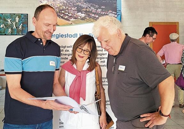 Rolf Schilliger diskutiert mit seiner Gemeinderatskollegin Christine Aerni und Don Shushack, Mitglied der Energiekommission, Details des kantonalen Förderprogramms für nachhaltige Energieanlagen. (Bild Bernhard Schneider)