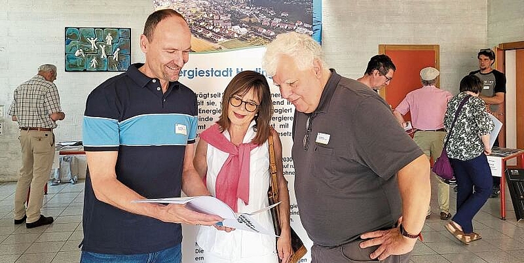 Rolf Schilliger diskutiert mit seiner Gemeinderatskollegin Christine Aerni und Don Shushack, Mitglied der Energiekommission, Details des kantonalen Förderprogramms für nachhaltige Energieanlagen. (Bild Bernhard Schneider)